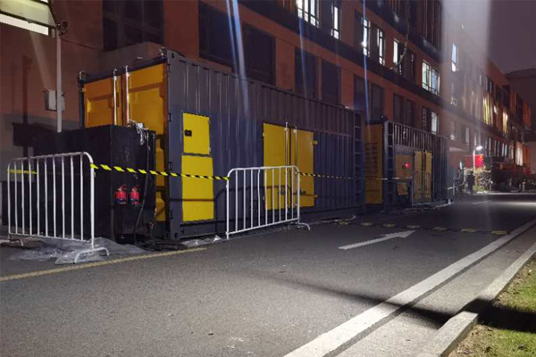 三水柴油发电机组的输出电压是如何调节的？