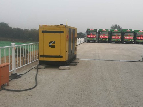 三水电力系统的稳定性和设备兼容性如何影响发电机组的频率规格？