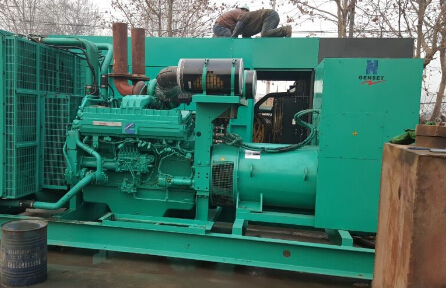 三水发电机组如何判断水冷式机油散热器内部是否需要清洗？